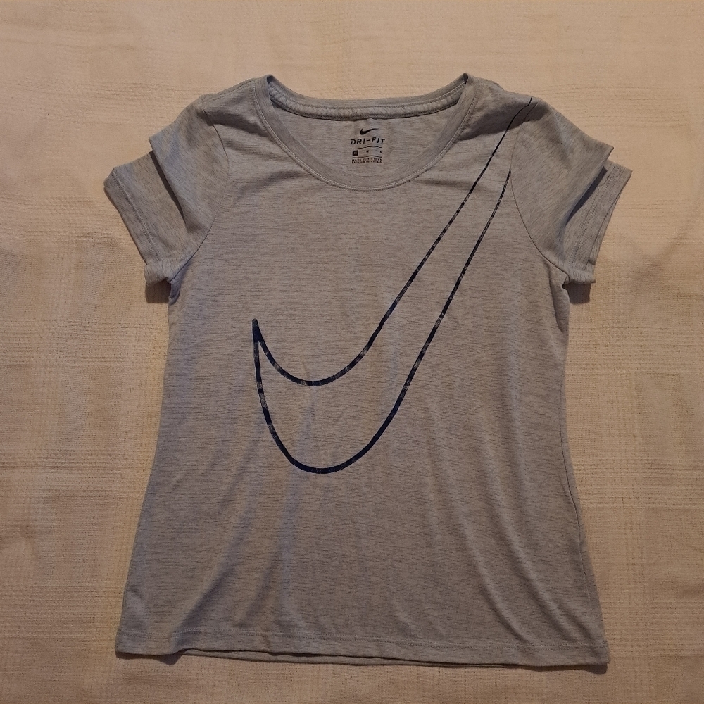 Nike girls Medium Dri-Fit blue top with dark blue swoosh, EUC